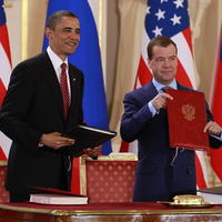 Barack Obama a Dmitrij Medvedev po podpise dohody START.
