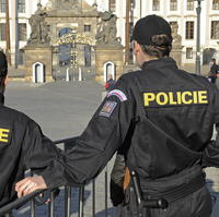 Policajti v Prahe.