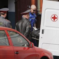 Sanitka odváža telo zastreleného sudcu Eduarda Čuvašova