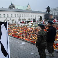 Sviečky pred prezidentským palácom vo Varšave.