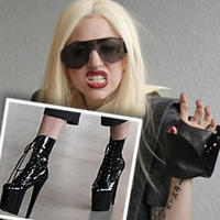 Lady Gaga sa s vycerenými zubami trápila na ozrutných podpätkoch