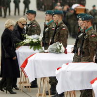 Telá 30 obetí priviezli do Varšavy.