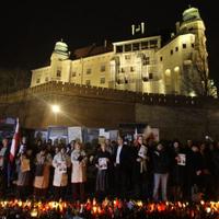 Na pohreb Lecha Kaczyńskeho prichádzajú do Krakova tisíce ľudí