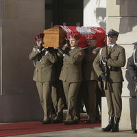 Čestná stráž nesie rakvu s pozostatkami poľského prezidenta
