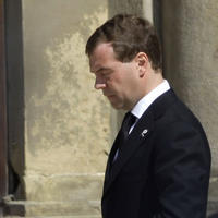Na pohreb prezidentského páru priletel aj Dimitrij Medvedev