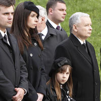 Brat Jaroslaw a dcéra Marta v smútočnom sprievode