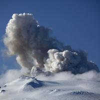 Oblak popola, prachu a vodnej pary vychádzajúci z islandskej sopky Eyjafjallajökull