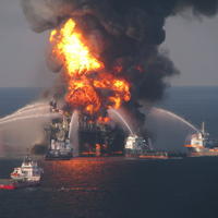 Požiar ropnej plošiny v Mexickom zálive.