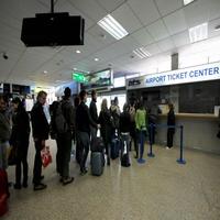 Cestujúci, ktorí uviazli na letiskách, sú častokrát zúfalí