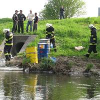 Podľa hasičov vytieklo do rieky okolo 150 litrov oleja