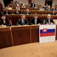 Štátna vlajka počas schôdze Národnej rady