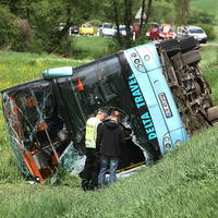 Prevrátený autobus