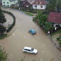 Prívalový dážď spôsobil povodne v Hnúšti