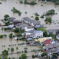 Zaplavené okolie obce Hraň po pretrhnutí hrádze
