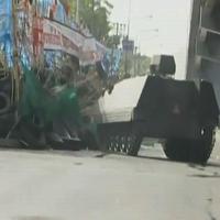 Obrnené transportéry prerazili barikády z pneumatík