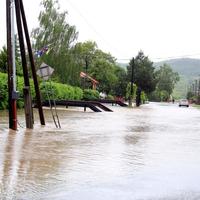 Voda v Michaľanoch zaplavila dvory aj miestne komunikácie