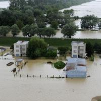Zaplavené okolie Trebišova po pretrhnutí hrádze na rieke Ondava.