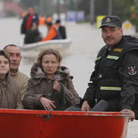 Záchranári pomáhajú dopravovať na súš obyvateľov zatopených miest