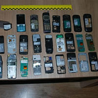 Našli aj 45 rozobratých mobilných telefónov