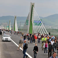 Návštevníci novej diaľničnej estakády ponad Považskú Bystricu