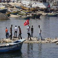 Mladíci z Palestíny s tureckou vlajkou v prístave Gaza