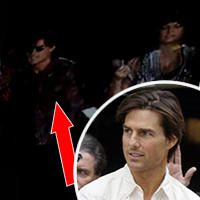 Tom Cruise na pódiu s Fergie