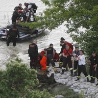 Záchranári posilňujú bariery na brehu rieky Visly