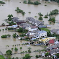 Zaplavené okolie Trebišova po pretrhnutí hrádze na rieke Ondava.