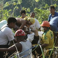 Záchranári pomáhajú zraneným