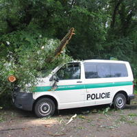 Zavalené policajné auto.