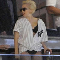 Lady Gaga provokuje už aj na bejzbale