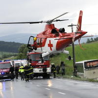 Pri nehode zasahoval vrtuľník