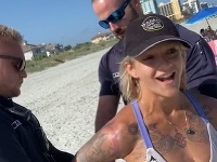 VIDEO Blondínku na pláži zatkla polícia: Kvôli odhaľujúcim bikinám, hlavne zozadu!