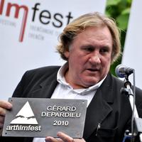 Gérard Depardieu si preberá cenu na festivale Art Film