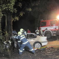 Havarované auto po náraze do stromu