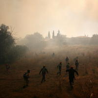 V Grécku evakuovali tri prázdninové tábory kvôli požiarom