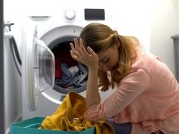 Zabudnutá vreckovka pri praní vie poriadne vytočiť: Jednoduchý trik, ako odstránite jej zvyšky z oblečenia