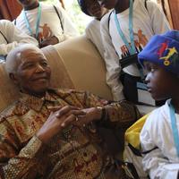 Mandela s deťmi zo svojej nadácie