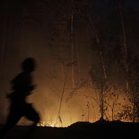 Obyvateľ uteká pred požiarom