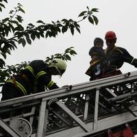 Dieťa museli zachraňovať hasiči