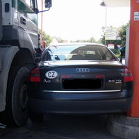 Audi zostalo zakliesnené medzi nákladiakom a stĺpom