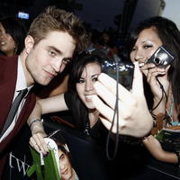 Robert Pattinson o fanúšičky naozaj nemá núdzu.