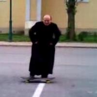 Kňaz chce pomocou skateboardingu ukázať mladým ľuďom cestu k bohu