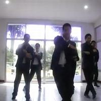 Tancujúci policajti