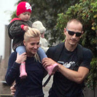 Dara Rollins s priateľom Matějom Homolom a dcérkou na prechádzke.
