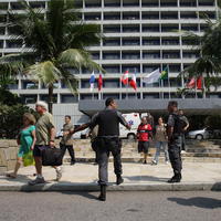Polícia vyprevádza turistov z miesta činu
