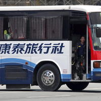 Ozbrojený expolicajt vo dverách zadržiavaného autobusu