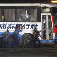 Policajti sa dobíjajú do uneseného autobusu