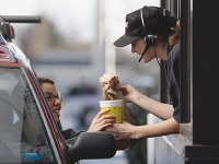 VIDEO Dievčina sa ponúkla, že zaplatí jedlo zákazníkovi v drive-in za ňou: O pár sekúnd to oľutovala