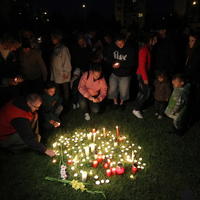 Obyvatelia si uctili pamiatku obetí zapálením sviečok na mieste tragédie